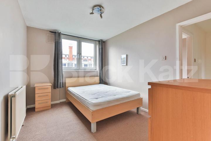Spacious 3 bedroom property split over 2 floors minutes to Old Street Ironmonger Row , Old Street - Shoreditch